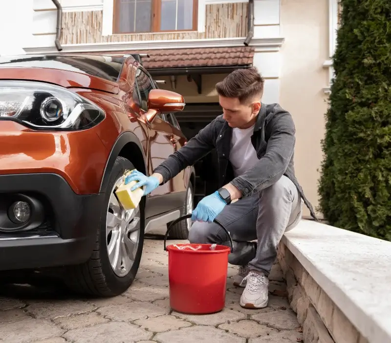 Lavage auto à domicile Saint-André-lez-Lille : professionnel intervenant sur un véhicule